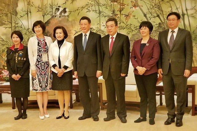 唐玉書陪同林縣長和饒縣長來上海推廣宜花東山好水 (1)