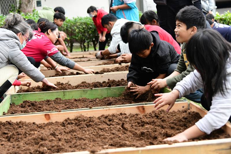 講師帶領學生種植臺灣藜。（圖/農業部提供）