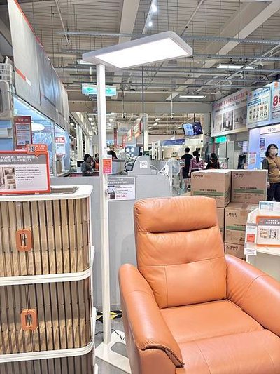 【幫康大路燈 L1 立式護眼學習燈開箱～讓眼睛也能放假】💡✨