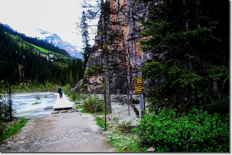 The trail at the end of Lake Louise