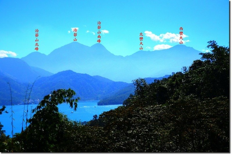 貓囒山茶業改良場東南眺治茆、西巒大山