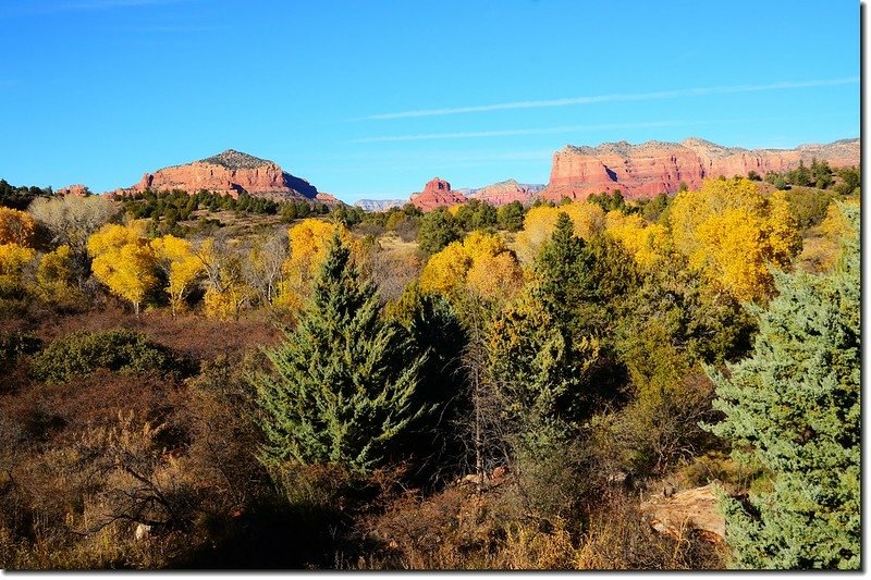 Overlooking northeast onto Bell Rock &amp; Courthouse Butte from Red Rock Ranger Station &amp; Visitor Center