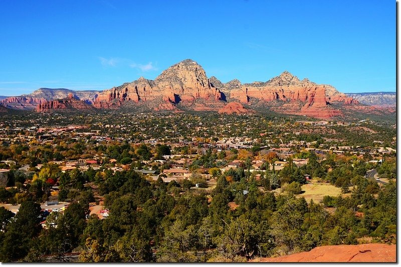 Overlooking Thunder Mountain &amp; Sedona downtown from the Airport Mesa lower scenic overlook