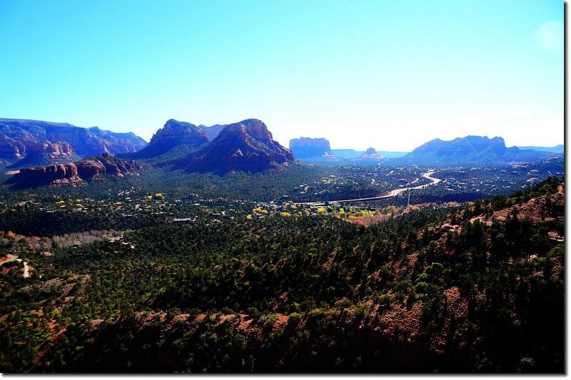 Overlooking southeast onto Cathedral Rock、Bell Rock &amp; Courthouse Butte from the Airport Mesa lower scenic overlook 1