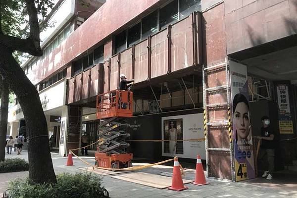 搶先卡位後疫情時代的觀光商機，忠孝東路店面陸續也找到租客順利出租並裝修中。(信義房屋提供).jpg