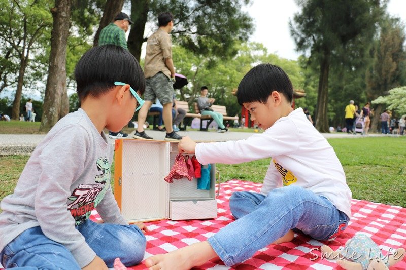 ▌聰明教具▌法國Moulin Roty故事手電筒，在家也能享受迷你電影院。還有幼稚園必備免燙轉印姓名貼，不怕上學衣服穿錯啦！