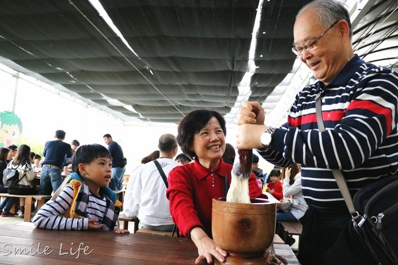 ▌親子景點▌關西高平農場 溫室有機草莓、番茄、搗麻糬、擂茶、愛玉diy。吃養生番茄火鍋