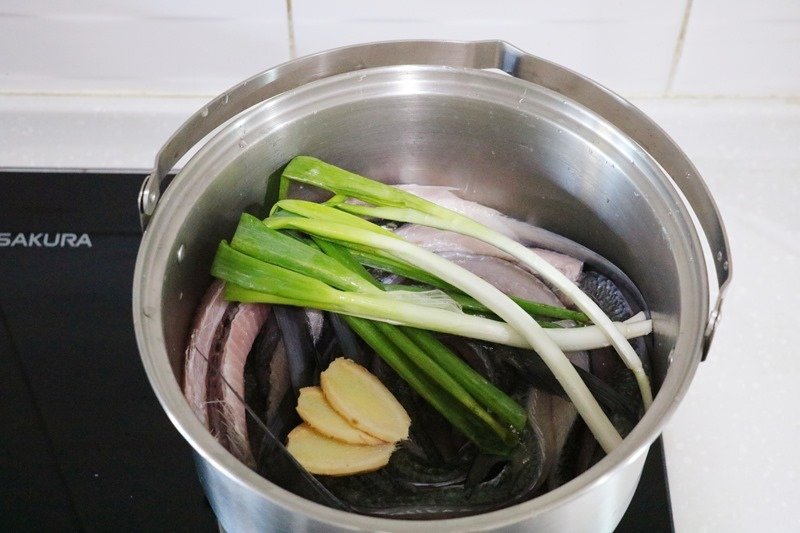 【維媽。副食品食譜】如何熬出清澈鮮甜零腥味「虱目魚骨高湯」強化免疫力、好骨力