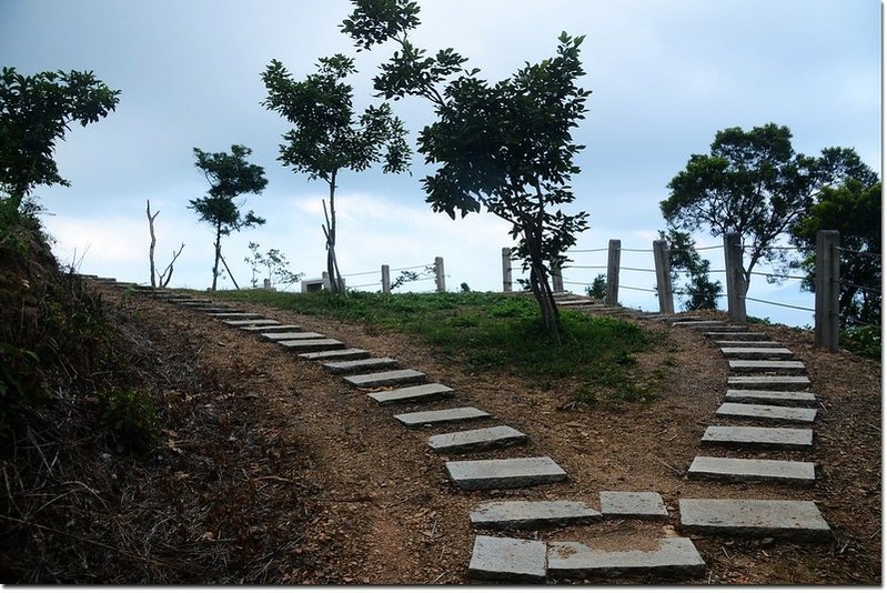 火燒寮山登山步道石椅休息區岔路