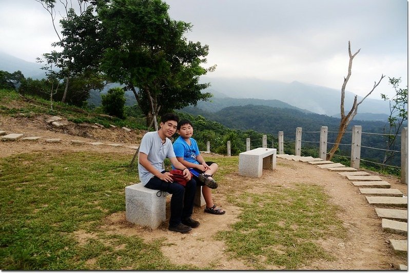 火燒寮山登山步道石椅休息區 1