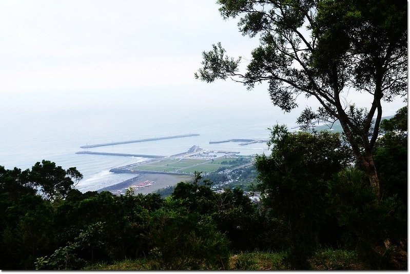 火燒寮山登山步道石椅休息區俯瞰烏石港