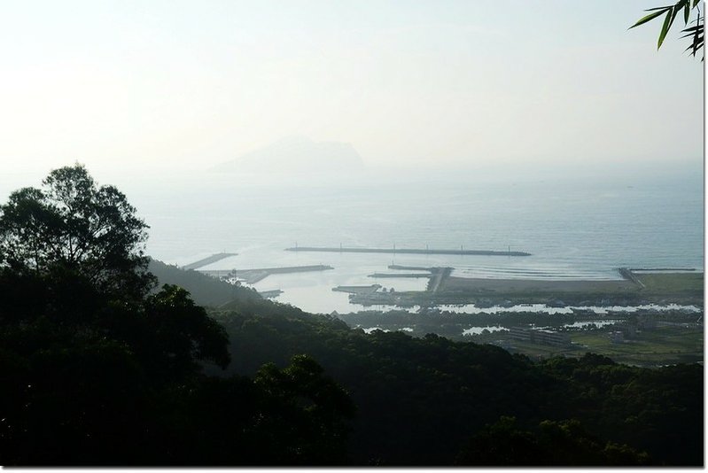 大修宮俯瞰烏石港及遠眺龜山島