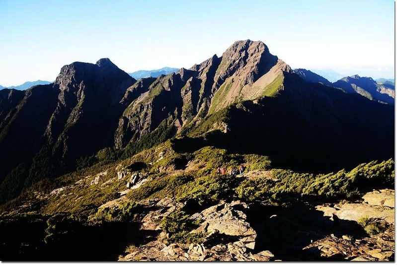 玉山北峰山腰南眺玉山主、東 7