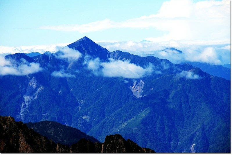 玉山登頂前南眺關山，右後為北大武山