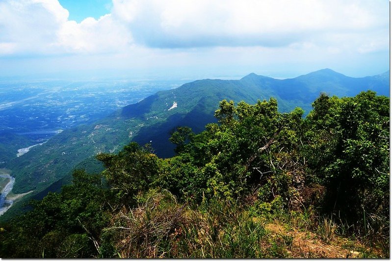 德文山山頂西北望沙溪林道上山頭