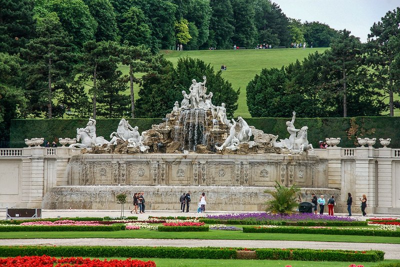 熊布朗宮海神噴泉(Neptunbrunnen)