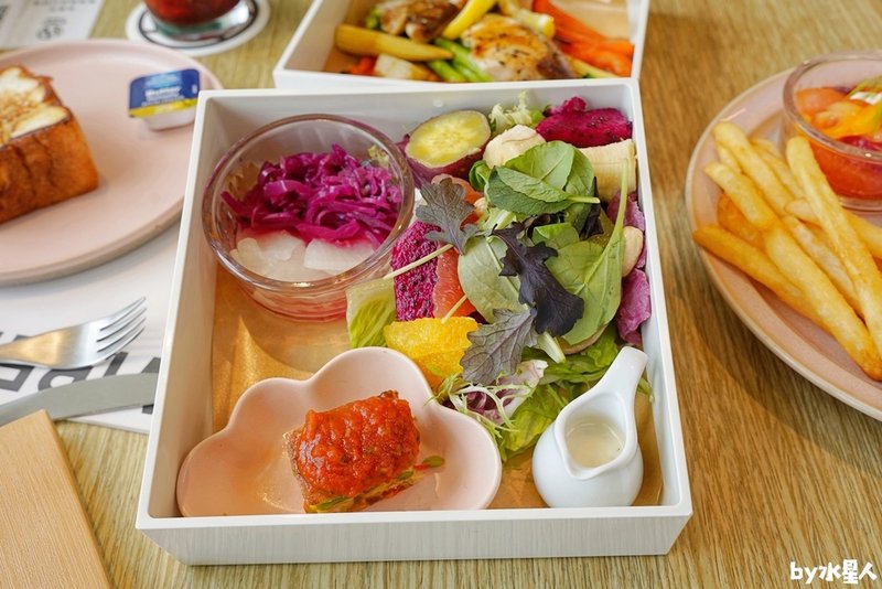日月町複合式商場：南投埔里景點推薦，占地5千坪最美休息驛站，