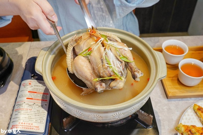 親水河畔：台中七期餐廳推薦，超道地韓式人蔘雞湯，絕美水岸景觀