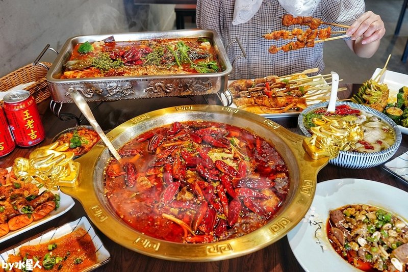 川麵道總店（昌平路）台中唯一大陸燒烤美蛙魚頭鍋專賣，總老闆主