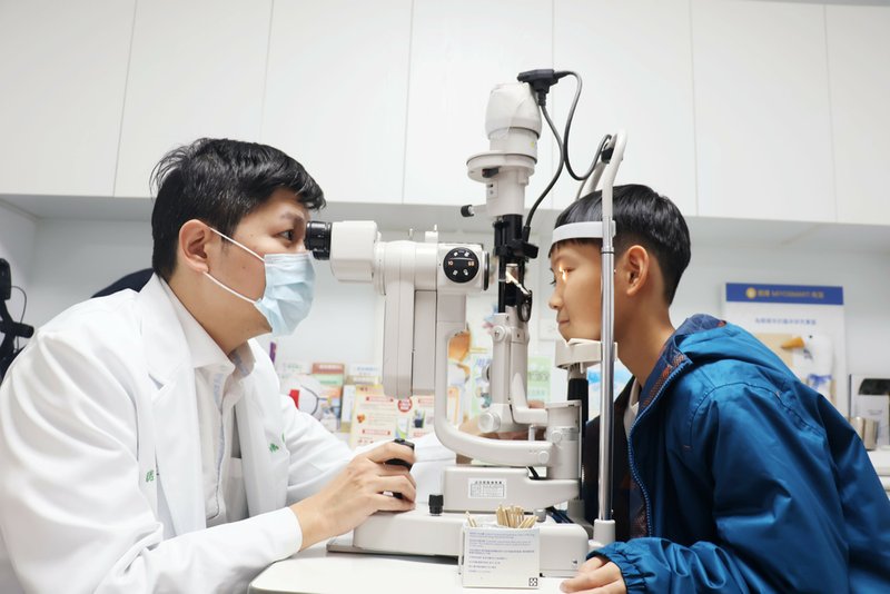 收到學校視力複查通知，小孩近視怎麼辦？散瞳劑、角膜塑型片、學童近視專用日拋、兒控鏡片如何作選擇？（下集）