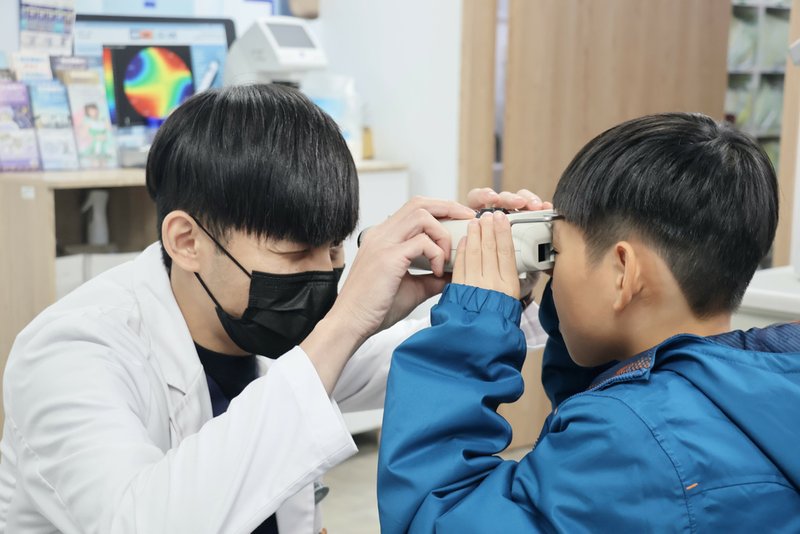 收到學校視力複查通知，小孩近視怎麼辦？散瞳劑、角膜塑型片、學童近視專用日拋、兒控鏡片如何作選擇？（下集）
