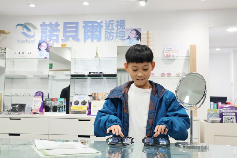 收到學校視力複查通知，小孩近視怎麼辦？散瞳劑、角膜塑型片、學童近視專用日拋、兒控鏡片如何作選擇？（下集）
