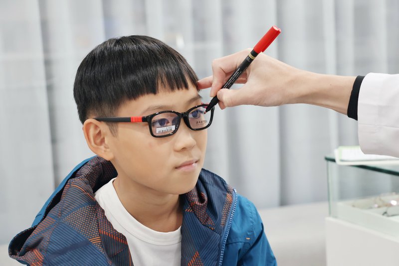 收到學校視力複查通知，小孩近視怎麼辦？散瞳劑、角膜塑型片、學童近視專用日拋、兒控鏡片如何作選擇？（下集）