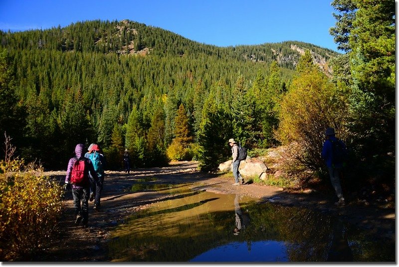 Hiking to Chinns Lake along CR 275 Rd (1)