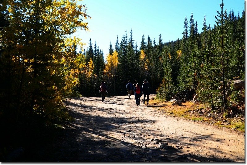 Hiking to Chinns Lake along CR 275 Rd (2)