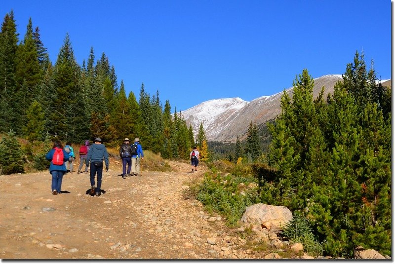 Hiking to Chinns Lake along CR 275 Rd (3)