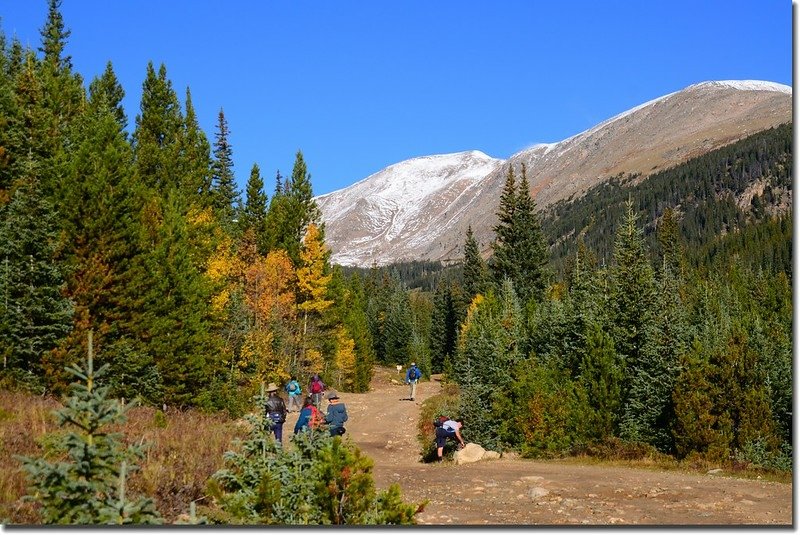 Hiking to Chinns Lake along CR 275 Rd (4)