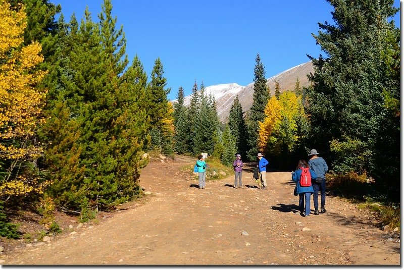 Hiking to Chinns Lake along CR 275 Rd (5)