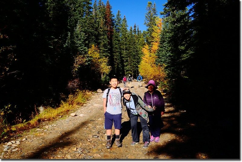 Hiking to Chinns Lake along CR 275 Rd (6)