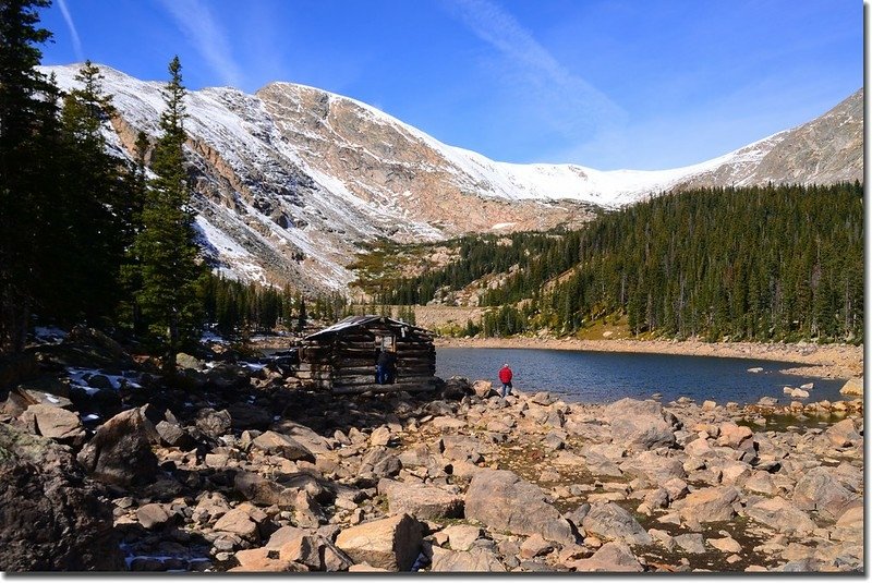 Lower Chinns Lake, an old cabin ruin right next to the lake 2