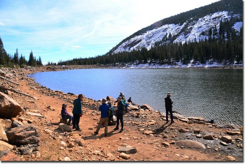 Eating lunch along Chinns Lake (4)