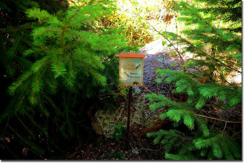 The trail sign at the Y. Bear right.