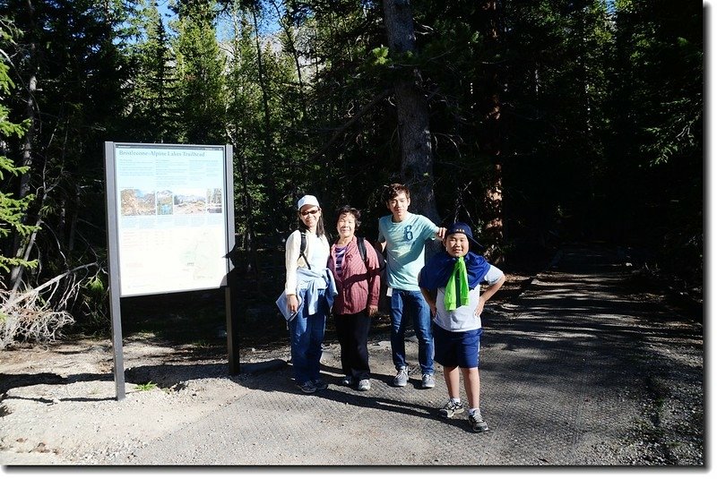 Bristlecone-Alpine Lakes Trailhead(2,990 m) 1