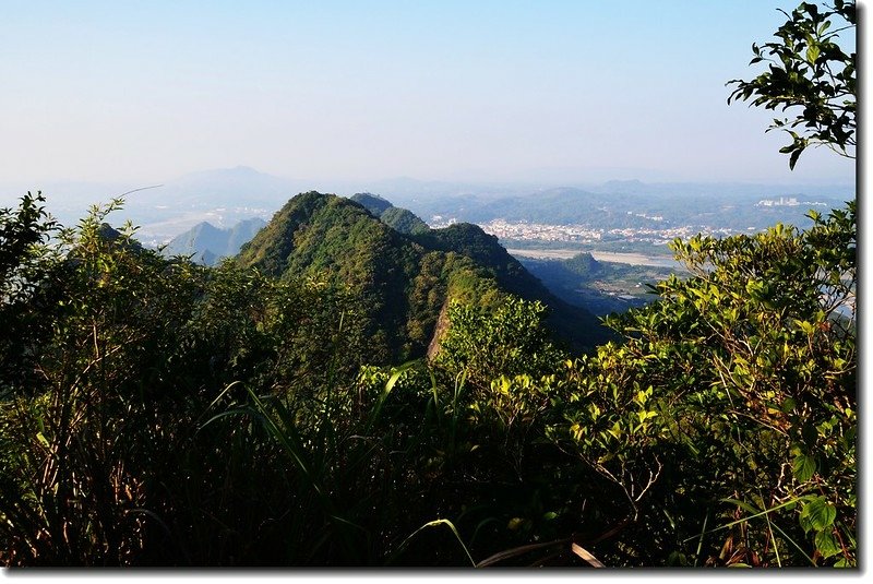 靈山(人頭山)西南眺旗尾山尾稜