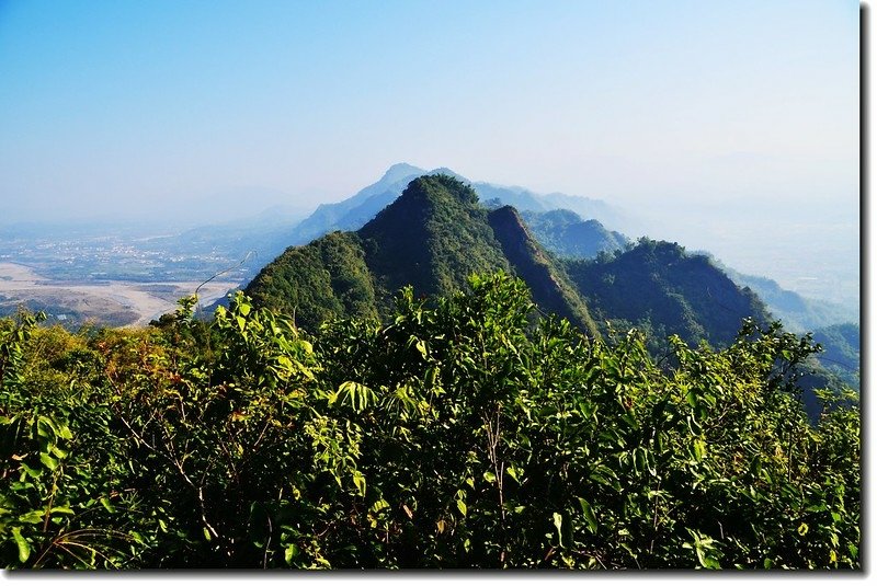 金字圓山東北眺月光山(後)~人頭山(前)連稜