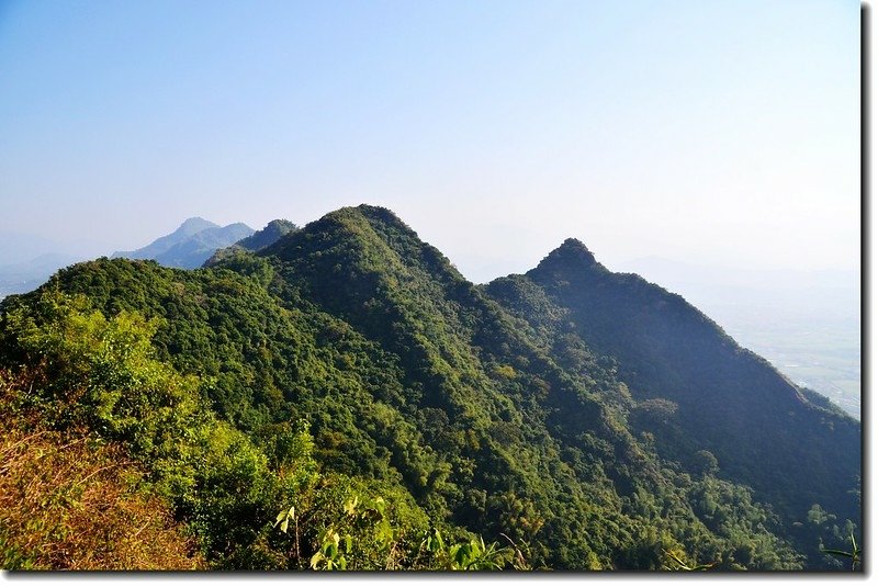 途中東北眺月光山(後)~金字圓山(前)連稜