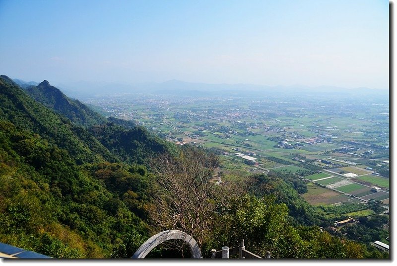 旗尾山祠東北眺美濃方向