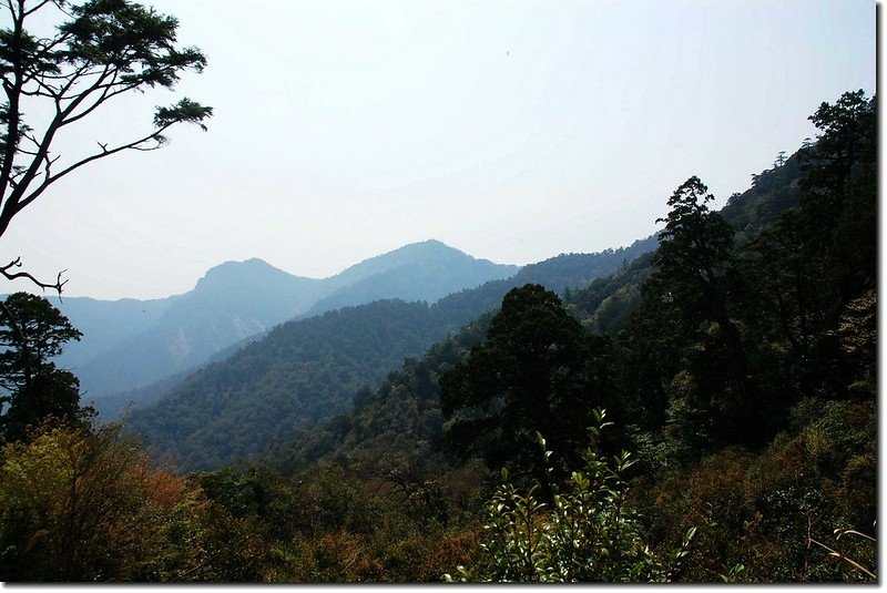 低陸山 主峰下鞍部眺望雪白(中)、西丘斯山 (中左)