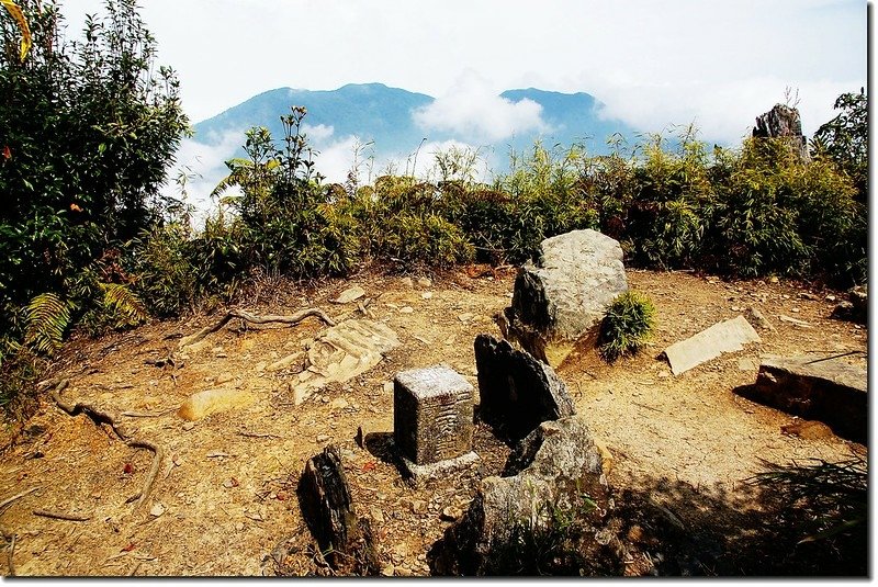 夫山山頂(背景左為南插天山、右為盧培山)