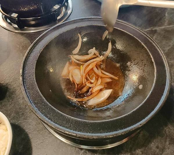 台中火鍋|一畝石鍋 豐原店。必點爆炒石頭鍋、麻香燒酒鍋~還有