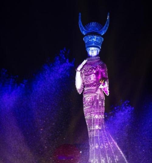 苗族女神像《仰阿莎》意為「清水姑娘」，是一首苗族長篇愛情敘事