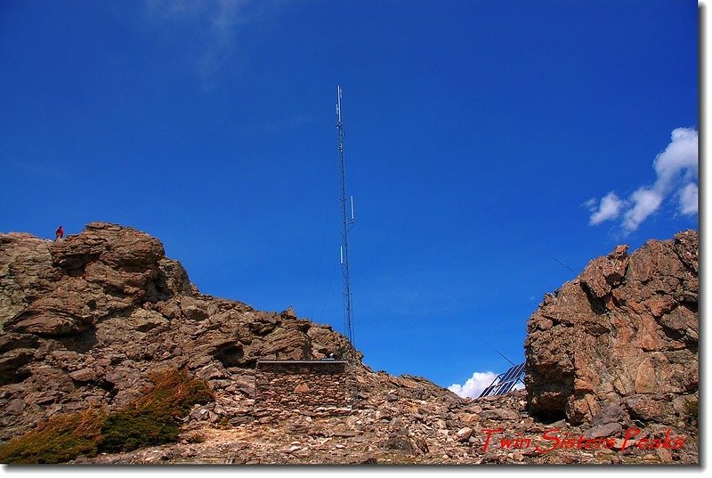 西峰頂下的電信中繼站(radio repeater hut)