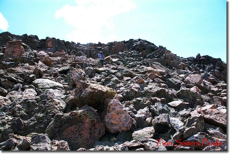 登山客正在岩石坡攀登東峰