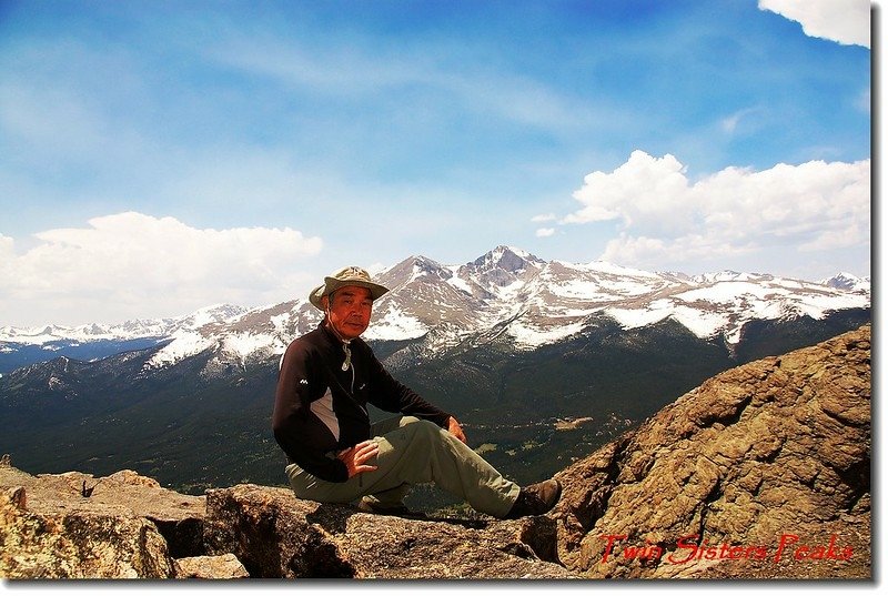 Twin Sisters東峰頂(背景為Longs Peak)