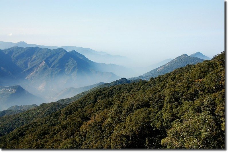 麻留賀登山路徑南眺(右為德文、三地山)