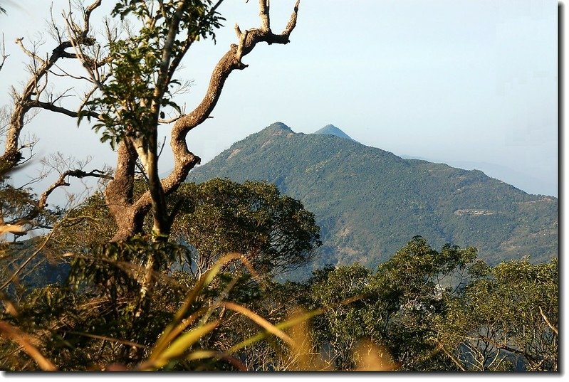 麻留賀登山路徑崩塌處俯眺德文山、三地山